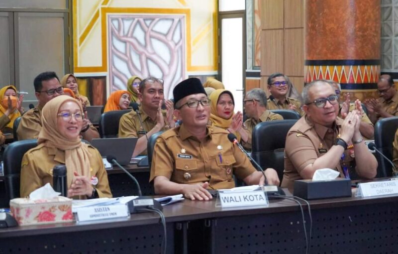 Wali Kota Padang Hendri Septa mengikuti evaluasi SAKIP Kota Padang 2023 secara virtual, Selasa (26/9/2023). (Prokopim Padang)