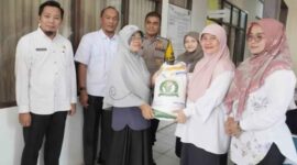 Penyerahan bantuan cadangan beras pemerintah kepada warga. (Kominfo Padang Panjang)