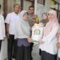 Penyerahan bantuan cadangan beras pemerintah kepada warga. (Kominfo Padang Panjang)