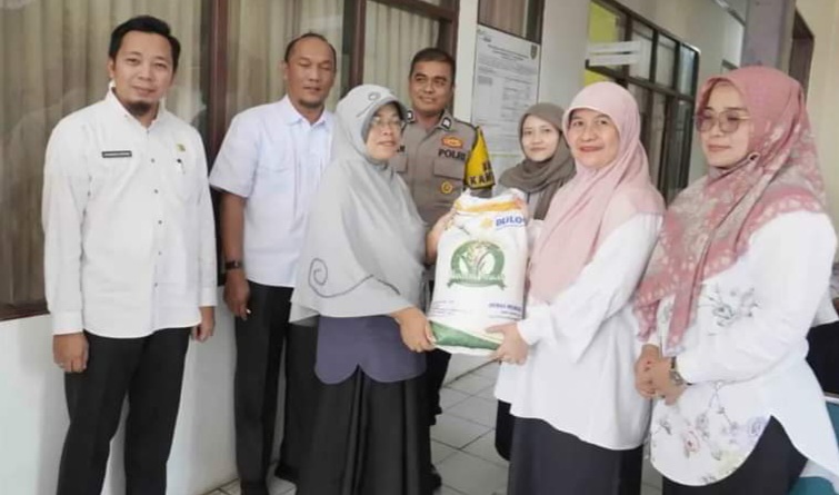 Penyerahan bantuan cadangan beras pemerintah kepada warga. (Kominfo Padang Panjang)