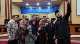 Wako Padang Panjang Fadly Amran berswafoto usai Rapat Paripurna DPRD. (Kominfo Padang Panjang)