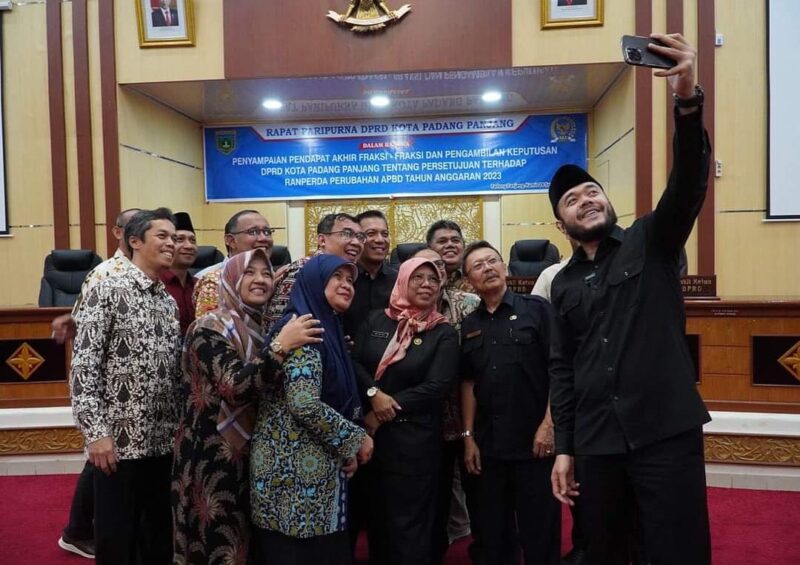 Wako Padang Panjang Fadly Amran berswafoto usai Rapat Paripurna DPRD. (Kominfo Padang Panjang)