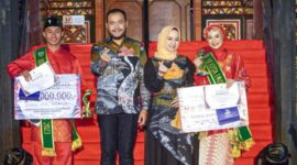 Wako Padang Panjang Fadly Amran didampingi Ketua TP PKK dr. Dian Puspita, Sp.JP bersama Uda Uni Padang Panjang 2023. (Kominfo Padang Panjang)
