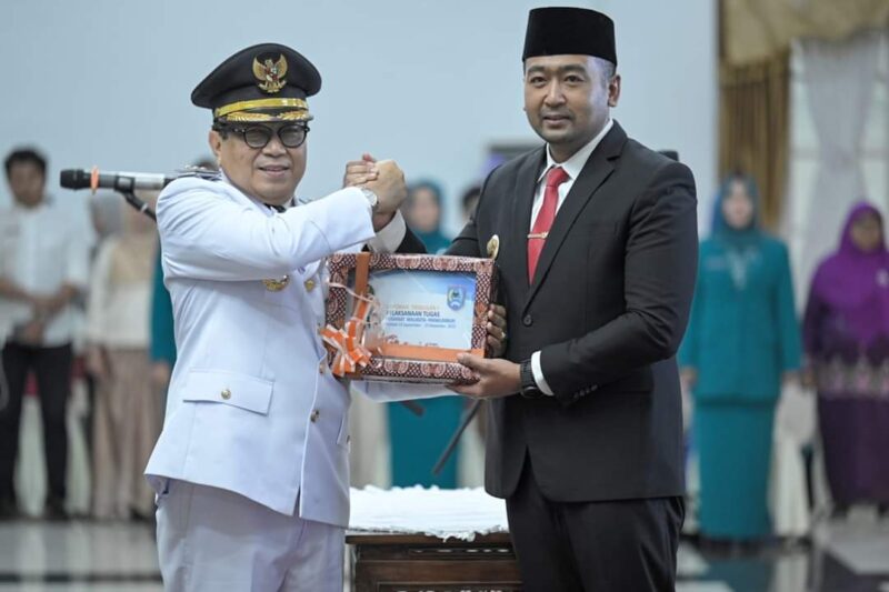 Wakil Gubernur Sumbar Audy Joinaldy melantik Staf Ahli Gubernur Sumbar Bidang Hukum, Politik, dan Pemerintahan, Jasman sebagai Pj Wako Payakumbuh, Jumat (29/9/2023). (adpsb)