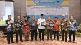 Gubernur Mahyeldi dalam acara ICCESI 2023 Konferensi Internasional ke-2 dan Kongres Masyarakat Entomologi Indonesia ke-11 Tahun 2023 di Hotel Santika, Padang, Jumat (29/9/2023). (adpsb)