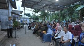 Gubernur Sumbar Mahyeldi menyerahkan bantuan bibit ikan di Pasaman Barat. (adpsb)