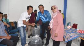 Wali Kota Pariaman Genius Umar menyerahkan bantuan benih ikan. (Diskominfo Pariaman)