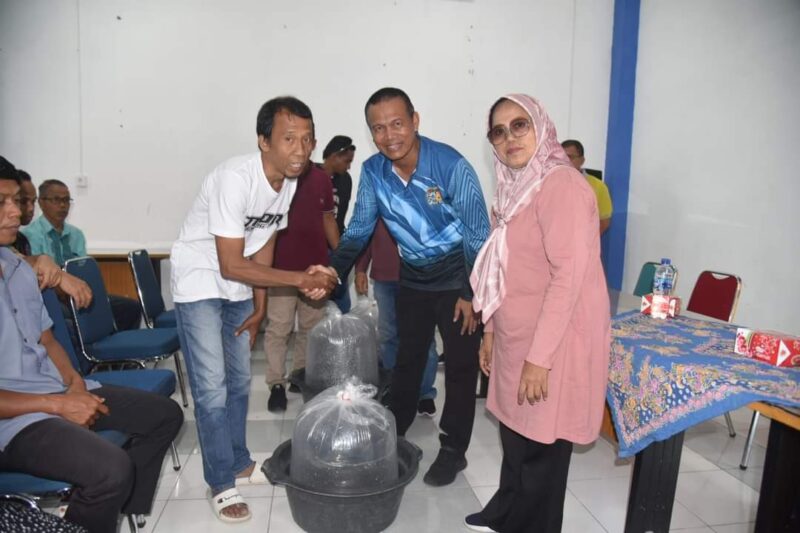 Wali Kota Pariaman Genius Umar menyerahkan bantuan benih ikan. (Diskominfo Pariaman)