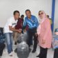 Wali Kota Pariaman Genius Umar menyerahkan bantuan benih ikan. (Diskominfo Pariaman)