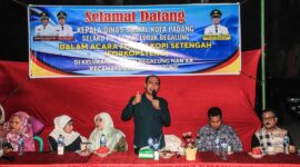 Kadinsos Padang Heriza Syafani saat menghadiri Forkopsteng di Kelurahan Lubuk Begalung, Jumat (29/9/2023). (Humas Dinsos Padang)