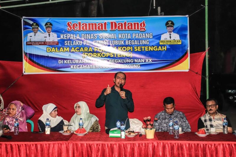 Kadinsos Padang Heriza Syafani saat menghadiri Forkopsteng di Kelurahan Lubuk Begalung, Jumat (29/9/2023). (Humas Dinsos Padang)