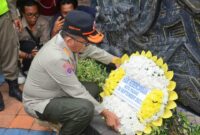 Wali Kota Padang Hendri Septa meletakkan karangan bunga di Monumen Gempa saat peringatan 14 tahun gempa 30 September 2009, Sabtu (30/9/2023). (Prokopim Padang)