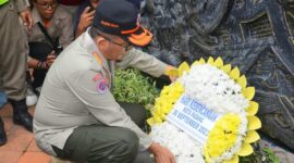 Wali Kota Padang Hendri Septa meletakkan karangan bunga di Monumen Gempa saat peringatan 14 tahun gempa 30 September 2009, Sabtu (30/9/2023). (Prokopim Padang)