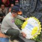 Wali Kota Padang Hendri Septa meletakkan karangan bunga di Monumen Gempa saat peringatan 14 tahun gempa 30 September 2009, Sabtu (30/9/2023). (Prokopim Padang)
