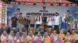 Wali Kota Padang Hendri Septa membuka Festival Qasidah antarkelurahan di Galanggang Balai Kota Padang Aie Pacah, Jumat, (15/9/2023). (Diskominfo Padang)