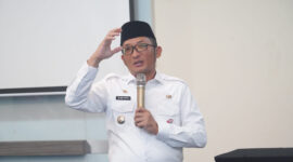 Wali Kota Padang Hendri Septa menerima penghargaan dari HAKLI. (Prokopim Padang)