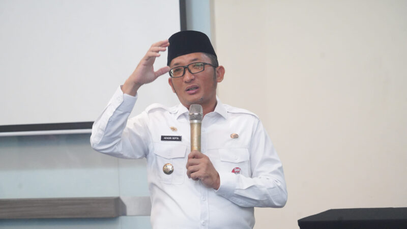 Wali Kota Padang Hendri Septa menerima penghargaan dari HAKLI. (Prokopim Padang)