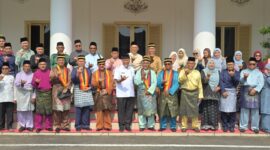 Gubernur Sumbar, Mahyeldi menyambut kunjungan rombongan Kajian Perbandingan Adat, Budaya, dan Warisan dari Delegasi Penyandang Pesaka Adat Luak Jelebu, Negeri Sembilan-Malaysia, Rabu (27/9/2023). (adpsb)