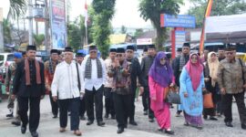 Sekda Agam, Edi Busti menyambut Tim Penilai KAN Tingkat Sumbar di Kantor KAN Nagari Lubuk Basung, Kecamatan Lubuk Basung, Jumat (8/9/2023). (AMC)