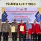 Polresta Bukittinggi tandatangani MoU dan perjanjian kerjasama tandatangani dengan UPN Bukittinggi. (Polresta Bukittinggi)