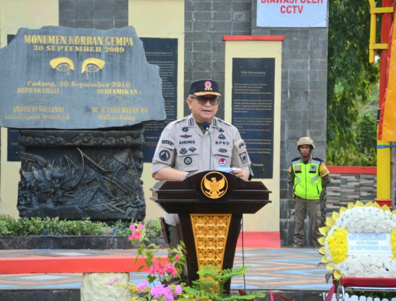 Sekda Kota Padang sekaligus Plt Kepala BPBD Padang, Andree Algamar menyampaikan laporan saat peringatan 14 tahun gempa 30 September 2009 di Monumen Gempa, Sabtu (30/9/2023). (Prokopim Padang)
