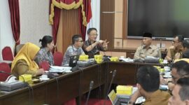 Gubernur Sumbar Mahyeldi bersama jajaran saat pertemuan dengan rombongan perwakilan JICA di ruang rapat Istana Gubernur Sumbar, Senin (11/9/2023). (adpsb)