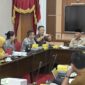 Gubernur Sumbar Mahyeldi bersama jajaran saat pertemuan dengan rombongan perwakilan JICA di ruang rapat Istana Gubernur Sumbar, Senin (11/9/2023). (adpsb)
