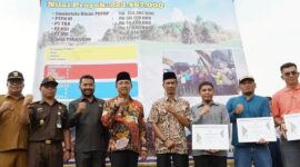 Peresmian jalan Mercu-Talao di Lapangan Bola Kaki Mercu Sungai Kunyit, Kecamatan Sangir Balai Janggo, Selasa (5/9/2023). (Humas Pemkab Solsel)