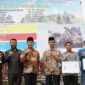 Peresmian jalan Mercu-Talao di Lapangan Bola Kaki Mercu Sungai Kunyit, Kecamatan Sangir Balai Janggo, Selasa (5/9/2023). (Humas Pemkab Solsel)