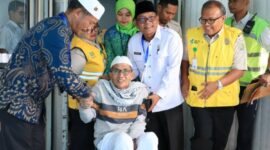 Radinis Dairan, jemaah terakhir Debarkasi Padang dipulangkan dari Tanah Suci. (Kemenag Sumbar)