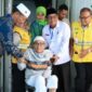 Radinis Dairan, jemaah terakhir Debarkasi Padang dipulangkan dari Tanah Suci. (Kemenag Sumbar)