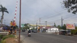 Kabut asap di Kota Padang semakin tebal. Dinkes mengimbau warga untuk memakai masker dan kacamata. 