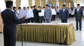 Kepala Kantor Wilayah Kementerian Agama Provinsi Sumbar, Helmi melantik tiga pejabat eselon III, Selasa (19/2023). (Humas Kemenag Sumbar)