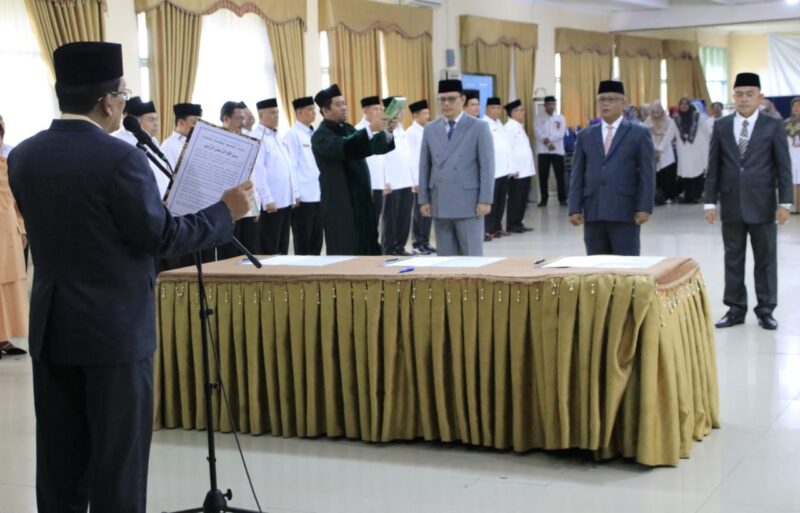 Kepala Kantor Wilayah Kementerian Agama Provinsi Sumbar, Helmi melantik tiga pejabat eselon III, Selasa (19/2023). (Humas Kemenag Sumbar)