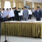 Kepala Kantor Wilayah Kementerian Agama Provinsi Sumbar, Helmi melantik tiga pejabat eselon III, Selasa (19/2023). (Humas Kemenag Sumbar)