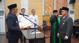 Wali Kota Padang Hendri Septa melantik Mairizon sebagai Kepala BKPSDM Padang, Rabu (13/9/2023). (Diskominfo Padang)