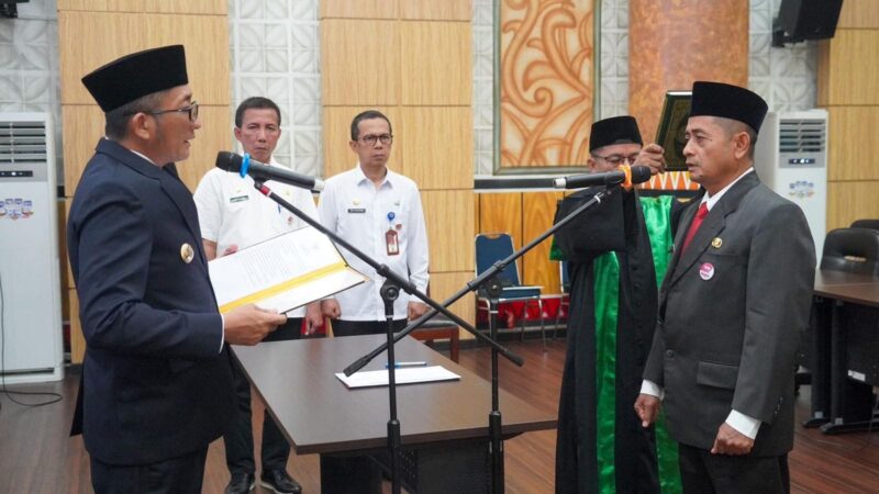 Wali Kota Padang Hendri Septa melantik Mairizon sebagai Kepala BKPSDM Padang, Rabu (13/9/2023). (Diskominfo Padang)