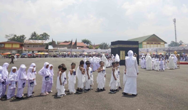 Anak TK se-Kota Padang Panjang mengikuti peragaan manasik haji di Lapangan Bancalaweh, Kamis (14/9/2023).