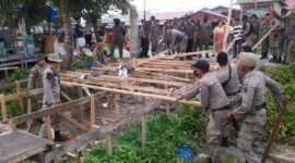 Personil Satpol PP Padang membongkar lapak PKL di kawasan Pantai Muaro Lasak, Minggu (17/9/2023). (HUMAS SATPOL PP Padang)