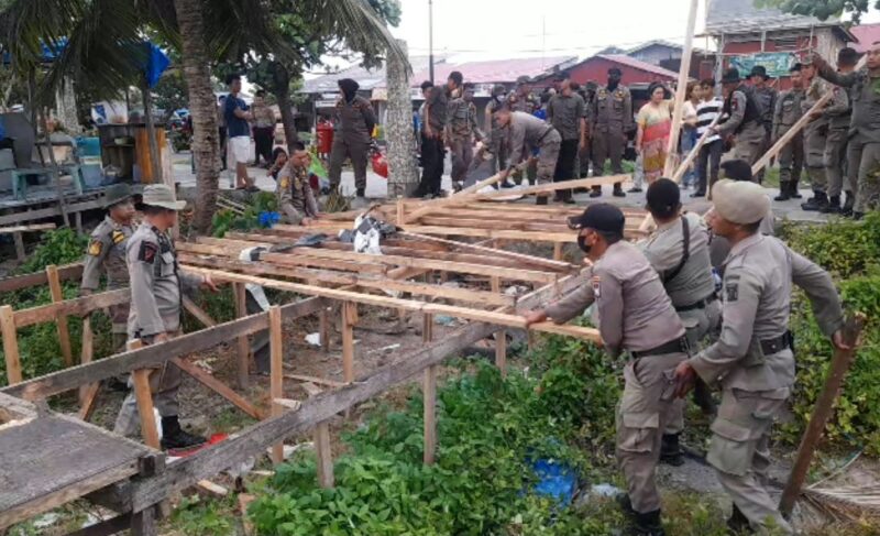 Personil Satpol PP Padang membongkar lapak PKL di kawasan Pantai Muaro Lasak, Minggu (17/9/2023). (HUMAS SATPOL PP Padang)
