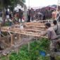 Personil Satpol PP Padang membongkar lapak PKL di kawasan Pantai Muaro Lasak, Minggu (17/9/2023). (HUMAS SATPOL PP Padang)