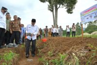 Gubernur Sumbar Mahyeldi meletakkan batu pertama Pembangunan SMK Kesehatan Akabiluru, Kabupaten Limapuluh Kota, Rabu (20/9/2023). (adpsb)