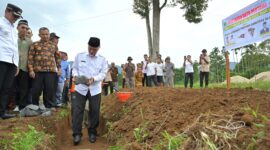 Gubernur Sumbar Mahyeldi meletakkan batu pertama Pembangunan SMK Kesehatan Akabiluru, Kabupaten Limapuluh Kota, Rabu (20/9/2023). (adpsb)