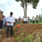 Gubernur Sumbar Mahyeldi meletakkan batu pertama Pembangunan SMK Kesehatan Akabiluru, Kabupaten Limapuluh Kota, Rabu (20/9/2023). (adpsb)