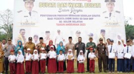 Penyerahan pakaian seragam sekolah gratis bagi peserta didik baru SD dan SMP se-Solsel. (Humas Pemkab Solsel)