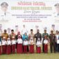 Penyerahan pakaian seragam sekolah gratis bagi peserta didik baru SD dan SMP se-Solsel. (Humas Pemkab Solsel)