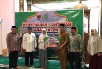 Penyerahan santunan anak yatim binaan Masjid Agung Nurul Iman, Selasa (12/9/2023). (Diskominfo Padang)