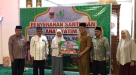 Penyerahan santunan anak yatim binaan Masjid Agung Nurul Iman, Selasa (12/9/2023). (Diskominfo Padang)