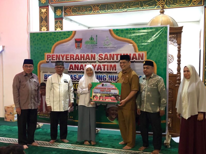 Penyerahan santunan anak yatim binaan Masjid Agung Nurul Iman, Selasa (12/9/2023). (Diskominfo Padang)