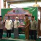 Penyerahan santunan anak yatim binaan Masjid Agung Nurul Iman, Selasa (12/9/2023). (Diskominfo Padang)